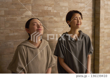 サウナをする女性　2人 136139410