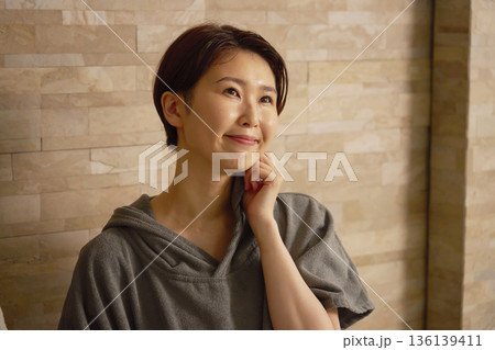 サウナをする女性 136139411