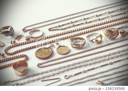 金を含む貴金属類を並べた集合写真 金を含む貴金属類を並べた集合写真 136139560