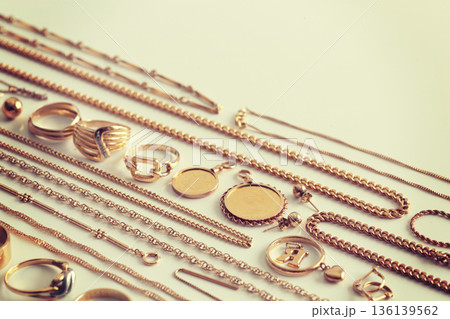 金を含む貴金属類を並べた集合写真 金を含む貴金属類を並べた集合写真 136139562