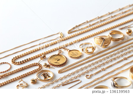 金を含む貴金属類を並べた集合写真 136139563