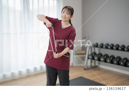 運動する若い女性 136139617