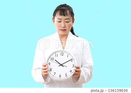 白衣の女性と時計 136139630