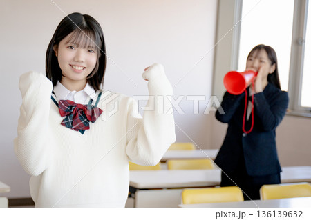 応援する大人と元気な学生 136139632