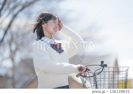 爽やかに自転車を押す学生 136139635