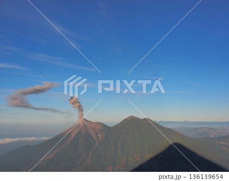 アグア火山の山頂から見る朝の景色 アグア火山の山頂から見る朝の景色 136139654