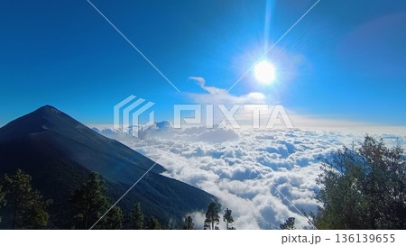 アカテナンゴ火山から見るフエゴ火山と雲海 アカテナンゴ火山から見るフエゴ火山と雲海 136139655