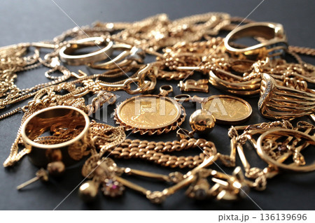 金を含む貴金属類を黒背景で撮影した集合写真 金を含む貴金属類を黒背景で撮影した集合写真 136139696