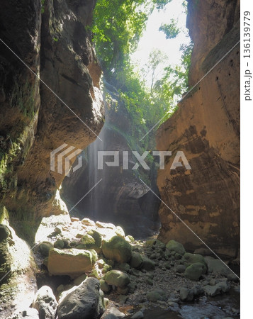 エルサルバドルの秘境の渓谷　Cascada La Golondrinera 136139779