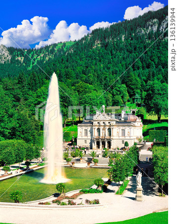 バイエルン地方のリンドーホフ城の絶景 136139944