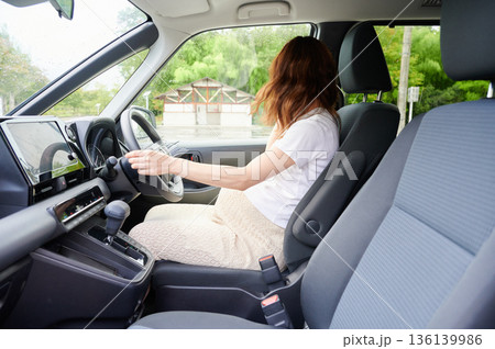 運転する女性 妊婦 子ども 運転する女性 妊婦 子ども 136139986