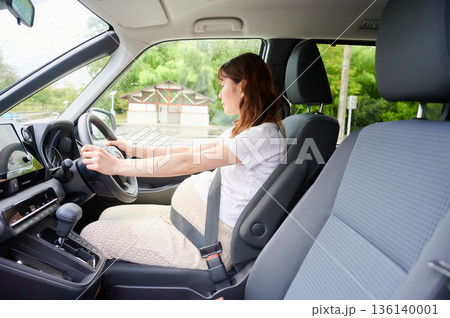 運転する女性　妊婦　子ども 136140001
