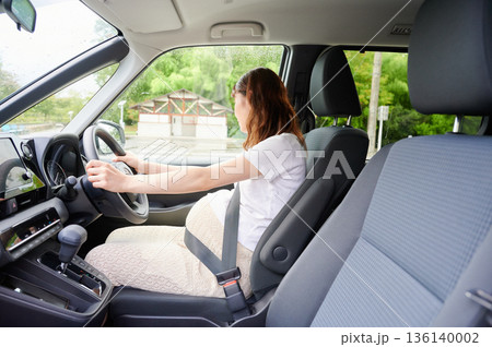 運転する女性　妊婦　子ども 136140002