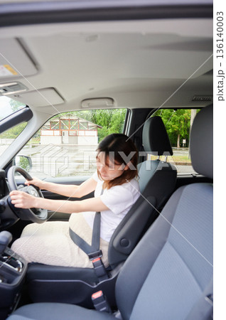 運転する女性　妊婦　子ども 136140003