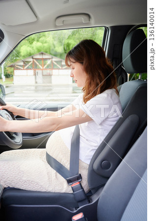 運転する女性 妊婦 子ども 運転する女性 妊婦 子ども 136140014