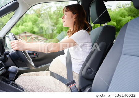 運転する女性 妊婦 子ども 運転する女性 妊婦 子ども 136140022