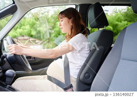 運転する女性　妊婦　子ども 136140027
