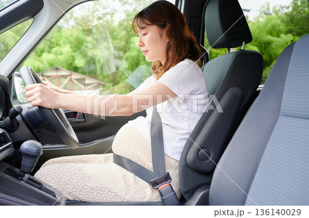 運転する女性　妊婦　子ども 136140029