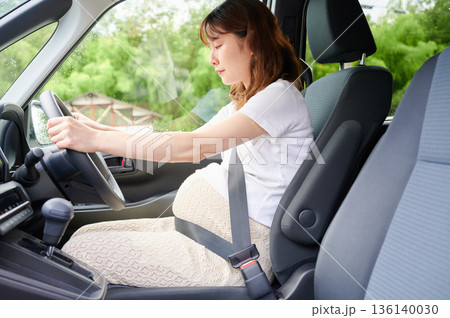 運転する女性 妊婦 子ども 運転する女性 妊婦 子ども 136140030