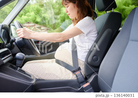 運転する女性 妊婦 子ども 運転する女性 妊婦 子ども 136140031