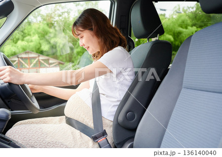 運転する女性 妊婦 子ども 運転する女性 妊婦 子ども 136140040