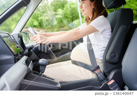運転する女性 妊婦 子ども 運転する女性 妊婦 子ども 136140047