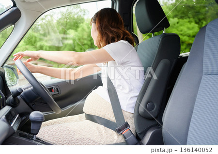 運転する女性 妊婦 子ども 運転する女性 妊婦 子ども 136140052