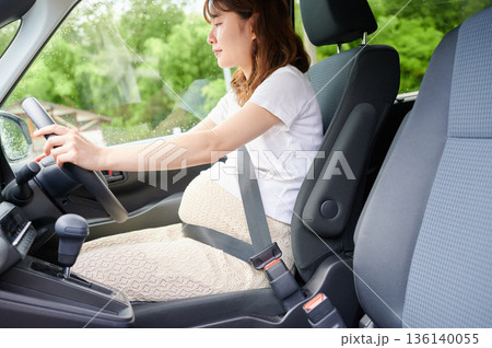 運転する女性 妊婦 子ども 運転する女性 妊婦 子ども 136140055