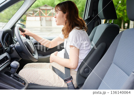 運転する女性 妊婦 子ども 運転する女性 妊婦 子ども 136140064