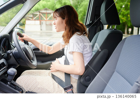 運転する女性 妊婦 子ども 運転する女性 妊婦 子ども 136140065