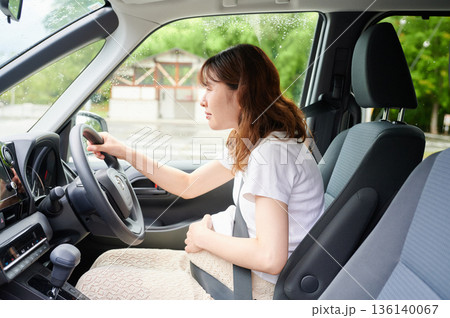 運転する女性 妊婦 子ども 運転する女性 妊婦 子ども 136140067