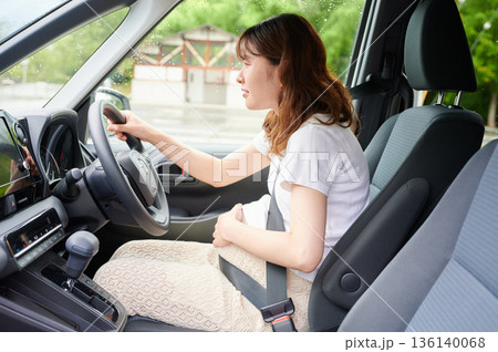 運転する女性　妊婦　子ども 136140068