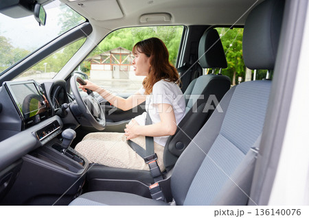 運転する女性 妊婦 子ども 運転する女性 妊婦 子ども 136140076