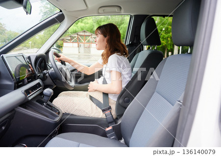 運転する女性 妊婦 子ども 運転する女性 妊婦 子ども 136140079