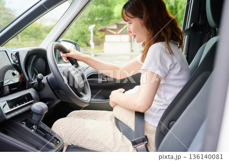 運転する女性　妊婦　子ども 136140081