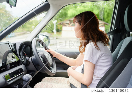 運転する女性　妊婦　子ども 136140082