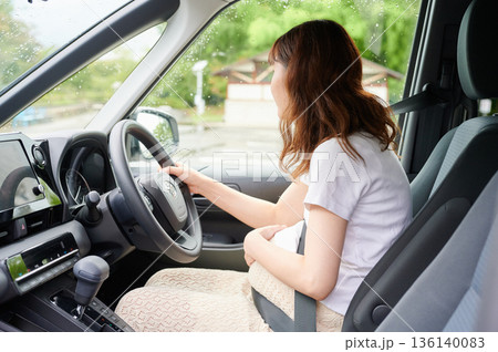 運転する女性　妊婦　子ども 136140083