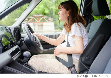 運転する女性 妊婦 子ども 運転する女性 妊婦 子ども 136140089