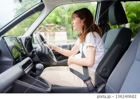 運転する女性 妊婦 子ども 運転する女性 妊婦 子ども 136140682