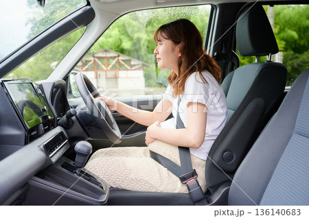 運転する女性 妊婦 子ども 運転する女性 妊婦 子ども 136140683