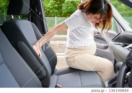 運転する女性　妊婦　子ども 136140684