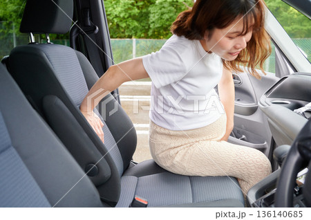 運転する女性　妊婦　子ども 136140685