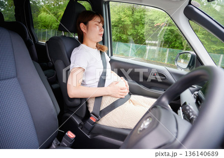 運転する女性 妊婦 子ども 運転する女性 妊婦 子ども 136140689