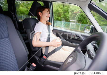 運転する女性 妊婦 子ども 運転する女性 妊婦 子ども 136140690