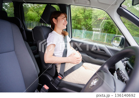 運転する女性 妊婦 子ども 運転する女性 妊婦 子ども 136140692
