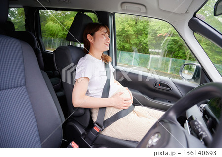運転する女性 妊婦 子ども 運転する女性 妊婦 子ども 136140693