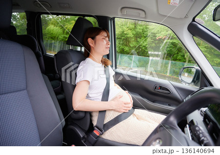 運転する女性 妊婦 子ども 運転する女性 妊婦 子ども 136140694