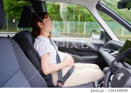 運転する女性 妊婦 子ども 運転する女性 妊婦 子ども 136140699