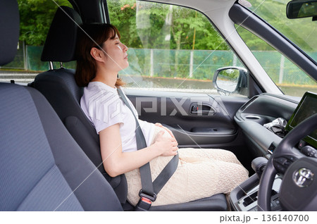 運転する女性　妊婦　子ども 136140700