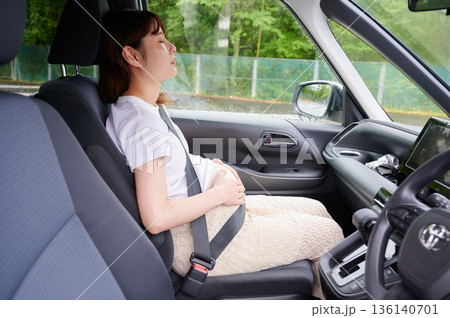 運転する女性 妊婦 子ども 運転する女性 妊婦 子ども 136140701